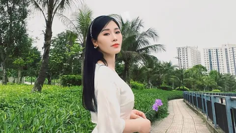 NSƯT Hương Giang thể hiện tinh tế, xúc động ca khúc Khát Vọng