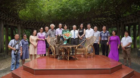 Tặng sách và MV Nghệ thuật “Lời Bác dặn trước lúc đi xa” cho Khu Di tích Phủ Chủ tịch