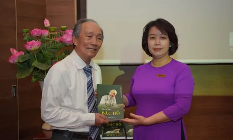 Nhiều cá nhân trao tặng món quà ý nghĩa cho Khu di tích Phủ Chủ tịch