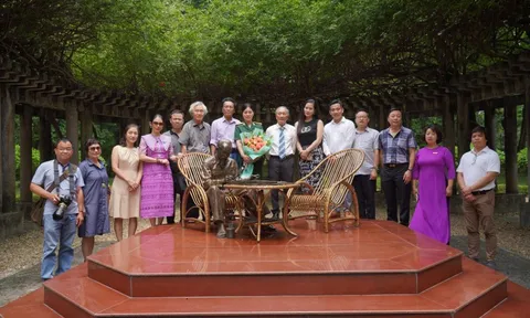 Tặng sách và MV Nghệ thuật “Lời Bác dặn trước lúc đi xa” cho Khu Di tích Phủ Chủ tịch