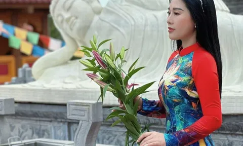 NSƯT Hương Giang hát mừng Phật Đản năm 2023