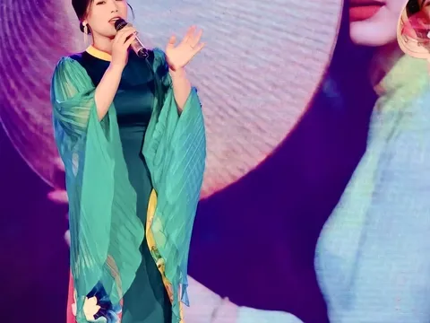 NSƯT Hương Giang thể hiện sâu lắng ca khúc Là Em Cô Gái Việt Nam của Nhạc sĩ Minh Dương