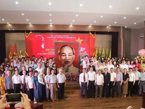 Trường Đại học Kinh doanh và Công nghệ Hà Nội long trọng kỷ niệm 135 năm ngày sinh Chủ tịch Hồ Chí Minh và đón nhận bức chân dung Bác Hồ do Khu Di tích trao tặng