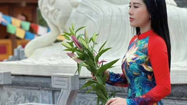 NSƯT Hương Giang hát mừng Phật Đản năm 2023